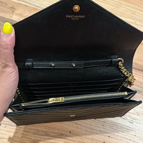 Authentic SAINT LAURENT
Cassandre matelassé textured-leather shoulder bag - Picture 3 of 5